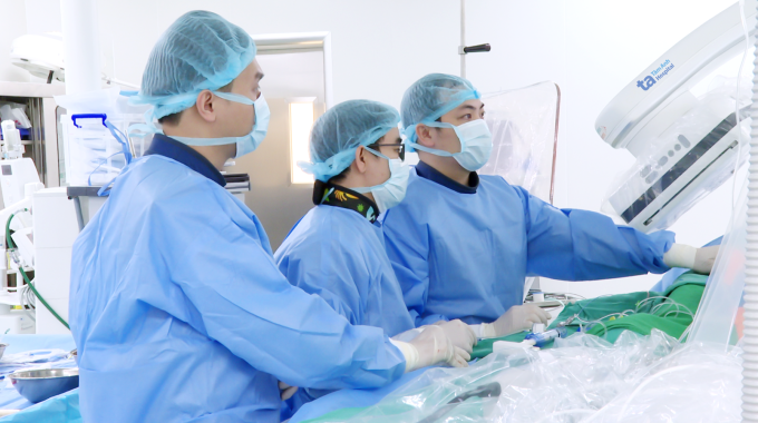 Êkíp can thiệp đốt cồn vách liên thất điều trị cơ tim phì đại có tắc nghẽn cho người bệnh. Ảnh: Bệnh viện Đa khoa Tâm Anh