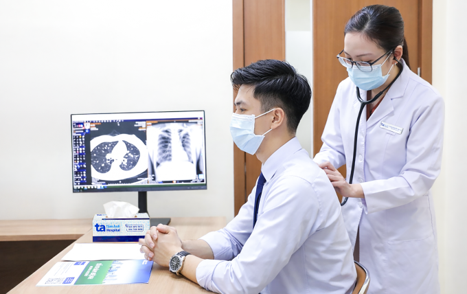 Bác sĩ đang kiểm tra phổi cho một người đàn ông. Ảnh minh họa: Bệnh viện Đa khoa Tâm Anh