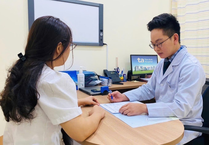 Bác sĩ Tuấn Anh giải thích kết quả đo mật độ xương của người bệnh. Ảnh minh họa: Bệnh viện Đa khoa Tâm Anh