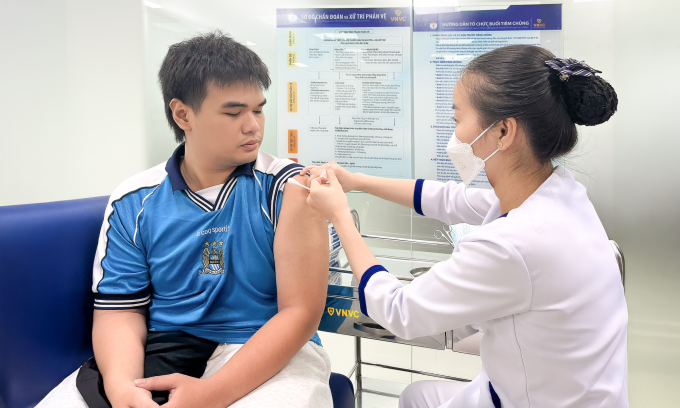 Nam thanh niên tiêm vaccine viêm gan B phòng bệnh tại Hệ thống Tiêm chủng VNVC. Ảnh: Diệu Thuần