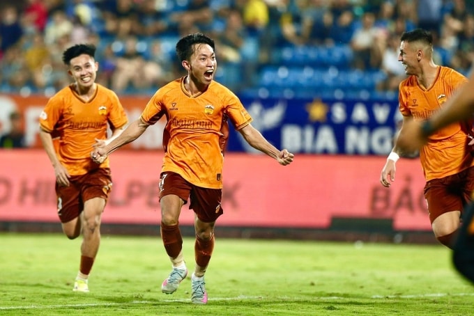 Lương Thanh Ngọc Lâm (giữa) mừng bàn thắng giúp HAGL hạ Nam Định 2-1 ở vòng 18 V-League 2025-2026, trên sân Thiên Trường ở Ninh Bình ngày 11/4/2026. Ảnh: HAGL FC