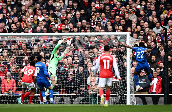 Eli Junior Kroupi đệm vào lưới trống mở tỷ số trong trận Bournemouth thua Arsenal ở vòng 32 Ngoại hạng Anh trên sân Emirates, London, Anh ngày 11/4/2026. Ảnh: Reuters