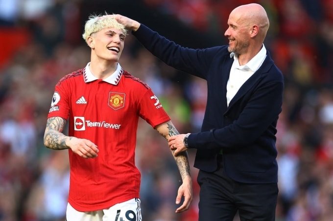 HLV Erik ten Hag ăn mừng cùng Alejandro Garnacho sau trận Man Utd gặp Wolverhampton Wanderers tại Old Trafford, thành phố Manchester, Anh ngày 13/5/2023. Ảnh: Reuters