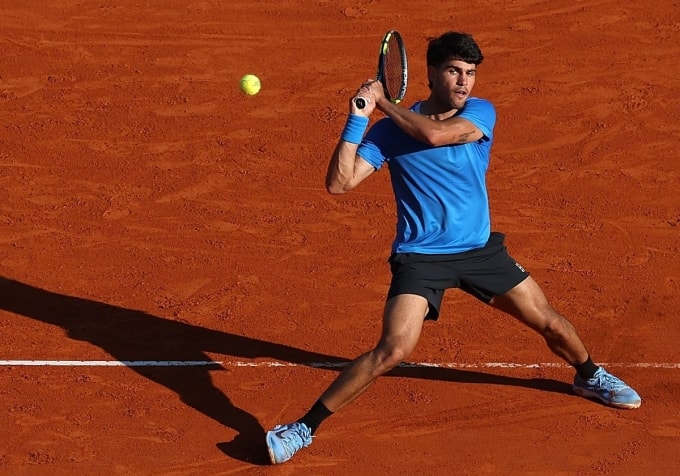 Alcaraz trong trận tứ kết với Bublik, ở Monte Carlo Masters, trên sân Rainier III, Monte Carlo Country Club, Monaco hôm 10/4. Ảnh: Reuters