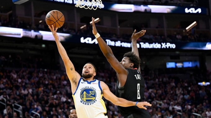 Curry (trắng) lên rổ trong trận gặp Houston Rockets, trên sân Chase Center, San Francisco, California, Mỹ hôm 5/4. Ảnh: Reuters