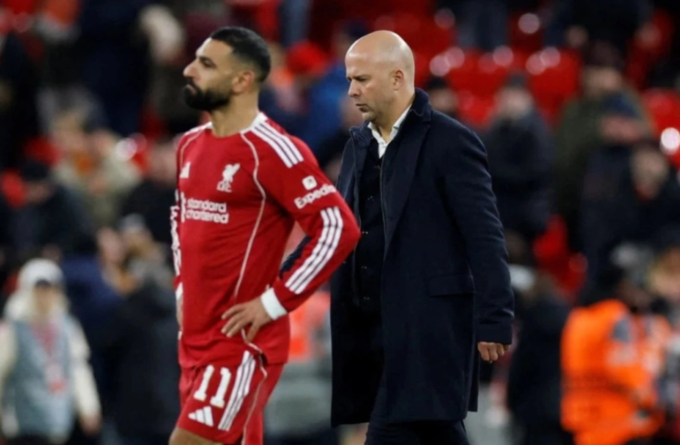 Mohamed Salah và HLV Arne Slot thất vọng sau trận Liverpool thua PSV 1-4 trên sân Anfield, thành phố Liverpool, Vương Quốc Anh tối 26/11/2025. Ảnh: Reuters