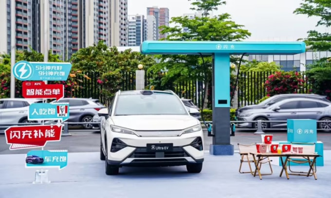 Khách hàng đi xe BYD có thể tranh thủ đặt đồ ăn trong thời gian sạc nhanh. Ảnh: BYD