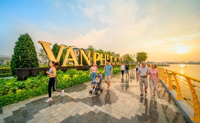 Các hoạt động như chạy bộ, dạo chơi, ngắm cảnh diễn ra trên tuyến đường ven sông trong khu đô thị. Ảnh: VPG