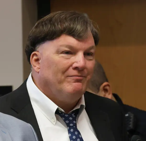 Rex Heuermann nhếch mép cười trong phiên tòa khi nhận tội giết 8 gái mại dâm ở Long Island. Ảnh: Newsday