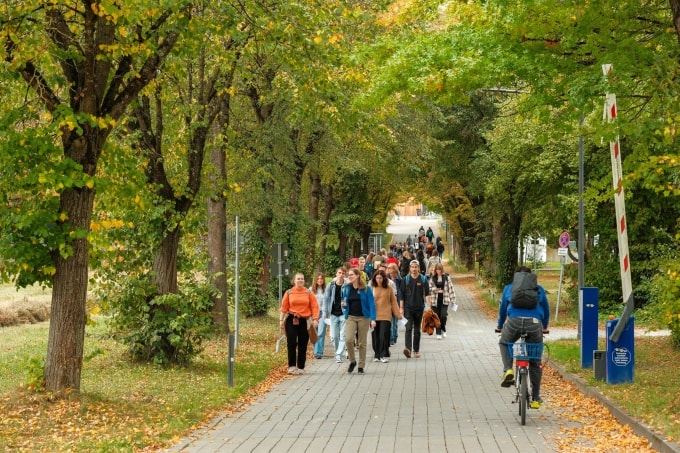 Sinh viên đi lại trong khuôn viên Đại học Kỹ thuật Munich (TUM). Ảnh: Fanpage trường