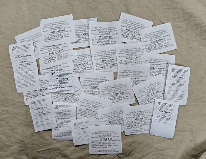 Mỗi ngày tôi đi ít nhất bốn chuyến xe buýt vì nhà cách trung tâm hơn 10 km. Đây là những tờ vé xe buýt của tôi. Ảnh: Vầng Trăng