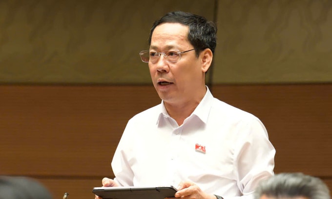 Đại biểu Trần Nhật Minh (chuyên trách đoàn Nghệ An) phát biểu sáng 11/4. Ảnh: Hoàng Phong