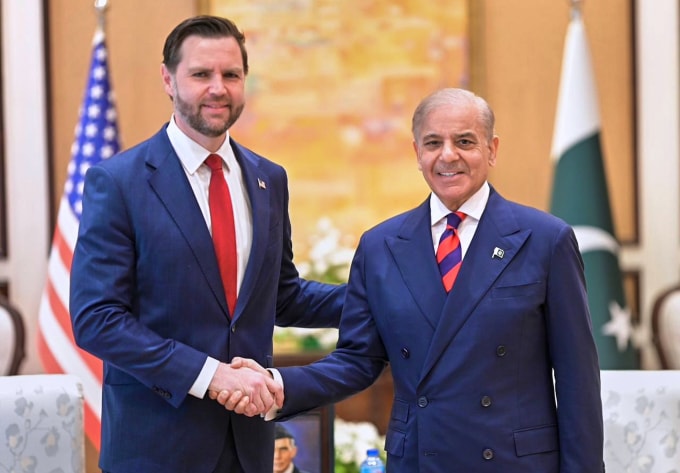 Phó tổng thống Mỹ JD Vance (trái) và Thủ tướng Pakistan Shehbaz Sharif ngày 11/4. Ảnh: AP