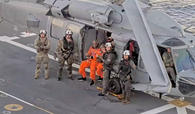 Trong lúc chờ dẫn đi kiểm tra y tế, phi hành gia Christina Koch và Victor Glover trò chuyện vui vẻ trên boong tàu USS John P. Murtha. Ảnh: NASA