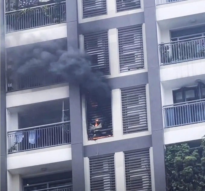 Khói lửa từ đám cháy tỏa ra ngoài ban công mù mịt. Ảnh: Minh Bằng