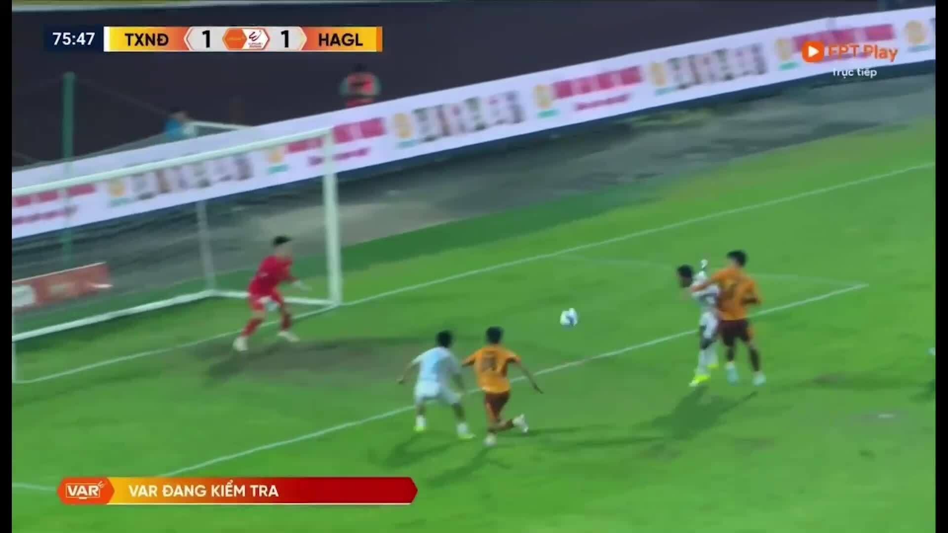 Xuân Son đòi 11m bất thành trong trận thua HAGL