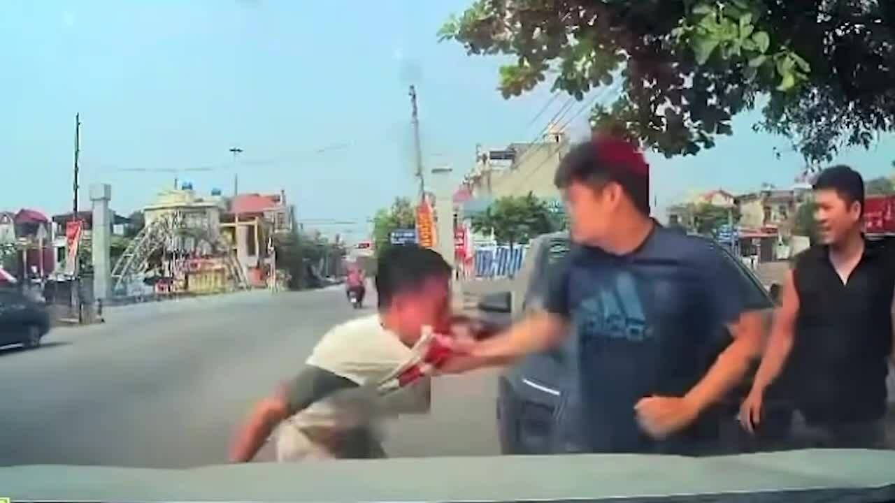 Người đàn ông bị tài xế ôtô bóp cổ, hành hung trên đường