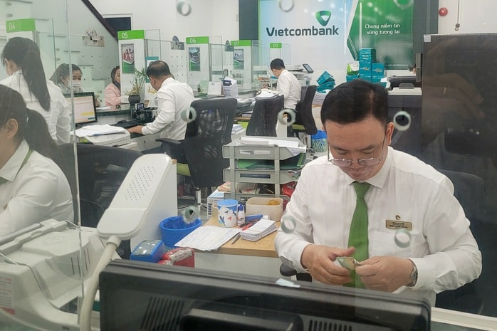 Ngân hàng đồng loạt hạ lãi suất - Ảnh 1. Ngân hàng đồng loạt hạ lãi suất - Ảnh 1.