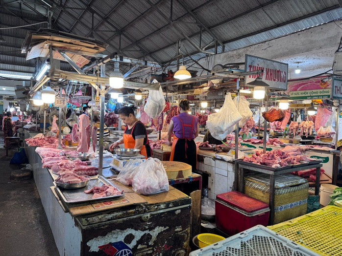 Giá heo hơi hôm nay, 11-4: Chợ đầu mối tiếp tục giảm - Ảnh 1. - Ảnh 1.