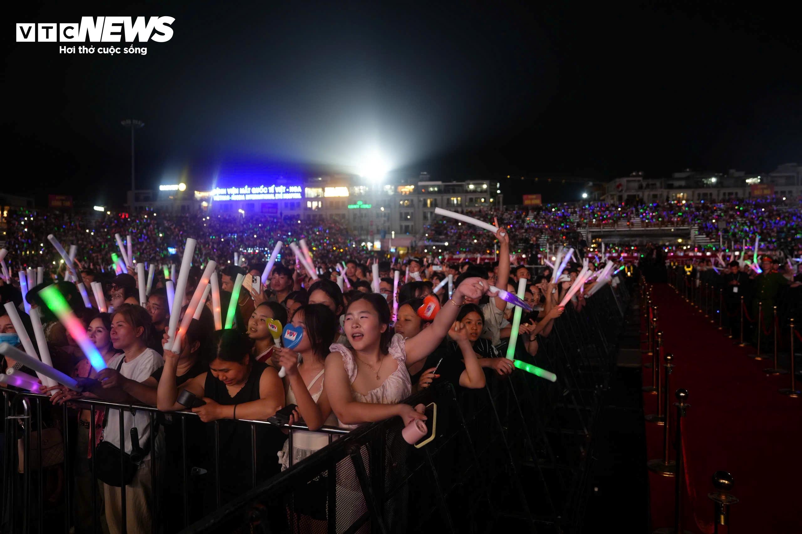 Chương trình là điểm nhấn nổi bật trong khuôn khổ Liên hoan Phát thanh toàn quốc lần thứ XVII – Quảng Ninh 2026, thu hút 50.000 khán giả là người dân và du khách đến xem.