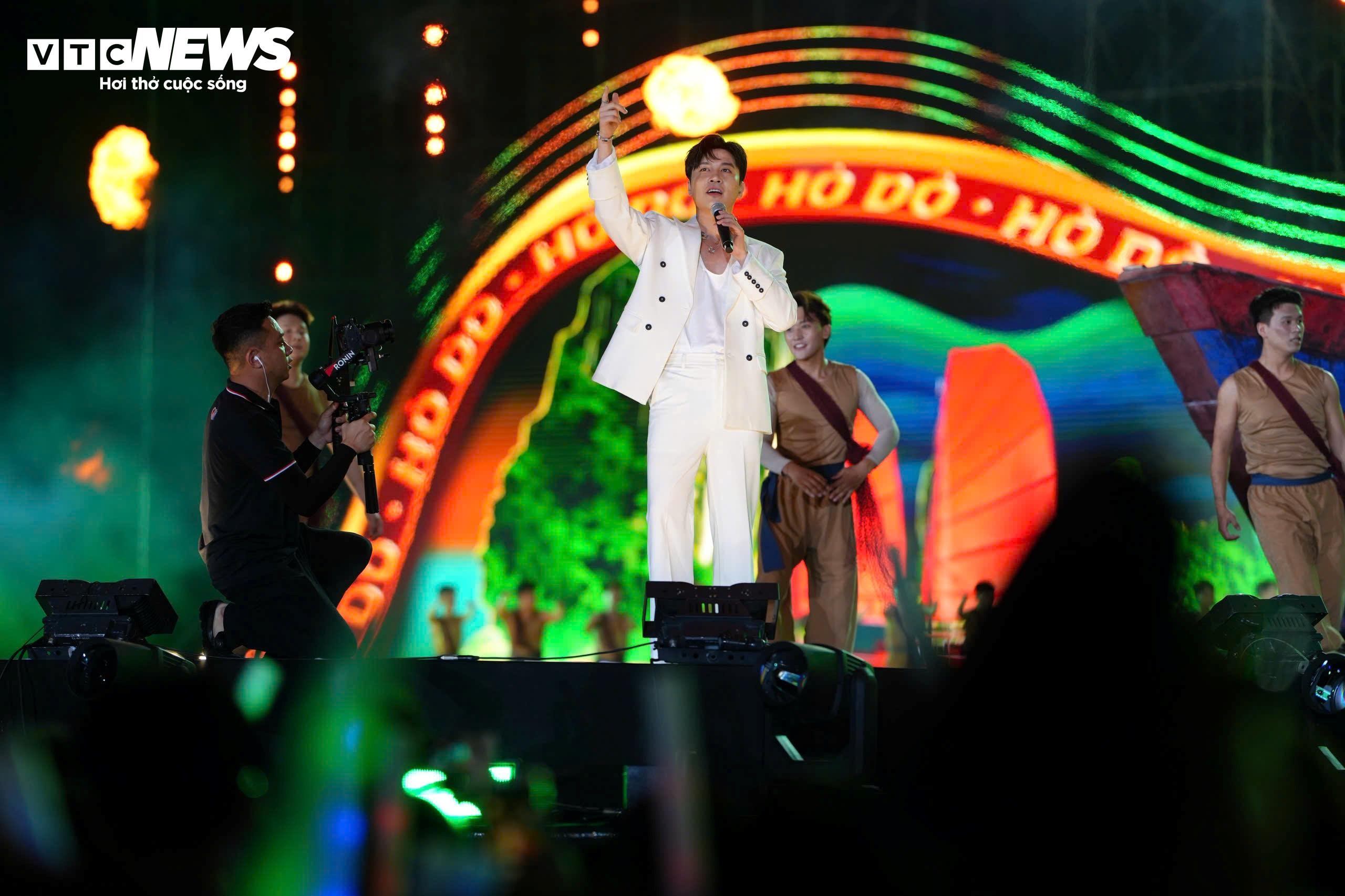 Hoà Minzy, Trúc Nhân thăng hoa cùng 50.000 khán giả đêm khai màn Liên hoan Phát thanh 2026 - 5