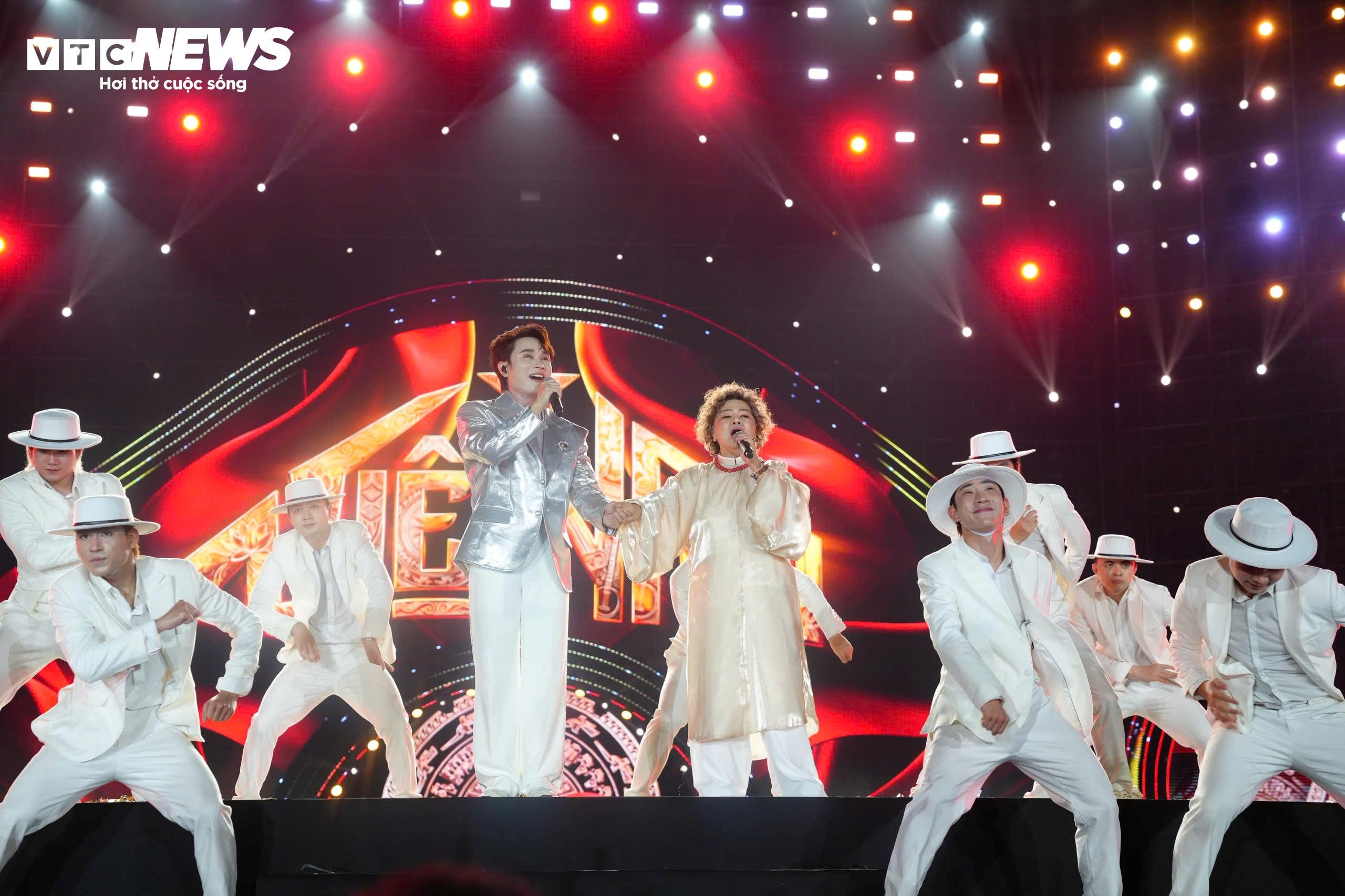 Điểm nhấn của chương trình là sự hội tụ của nhiều thế hệ nghệ sĩ tiêu biểu. Bên cạnh các nghệ sĩ gạo cội trưởng thành từ môi trường nghệ thuật của Đài Tiếng nói Việt Nam như NSND Thanh Hoa, NSƯT Hoàng Thanh, NSƯT Đăng Dương, NSƯT Hoàng Tùng, Bùi Lê Mận,...