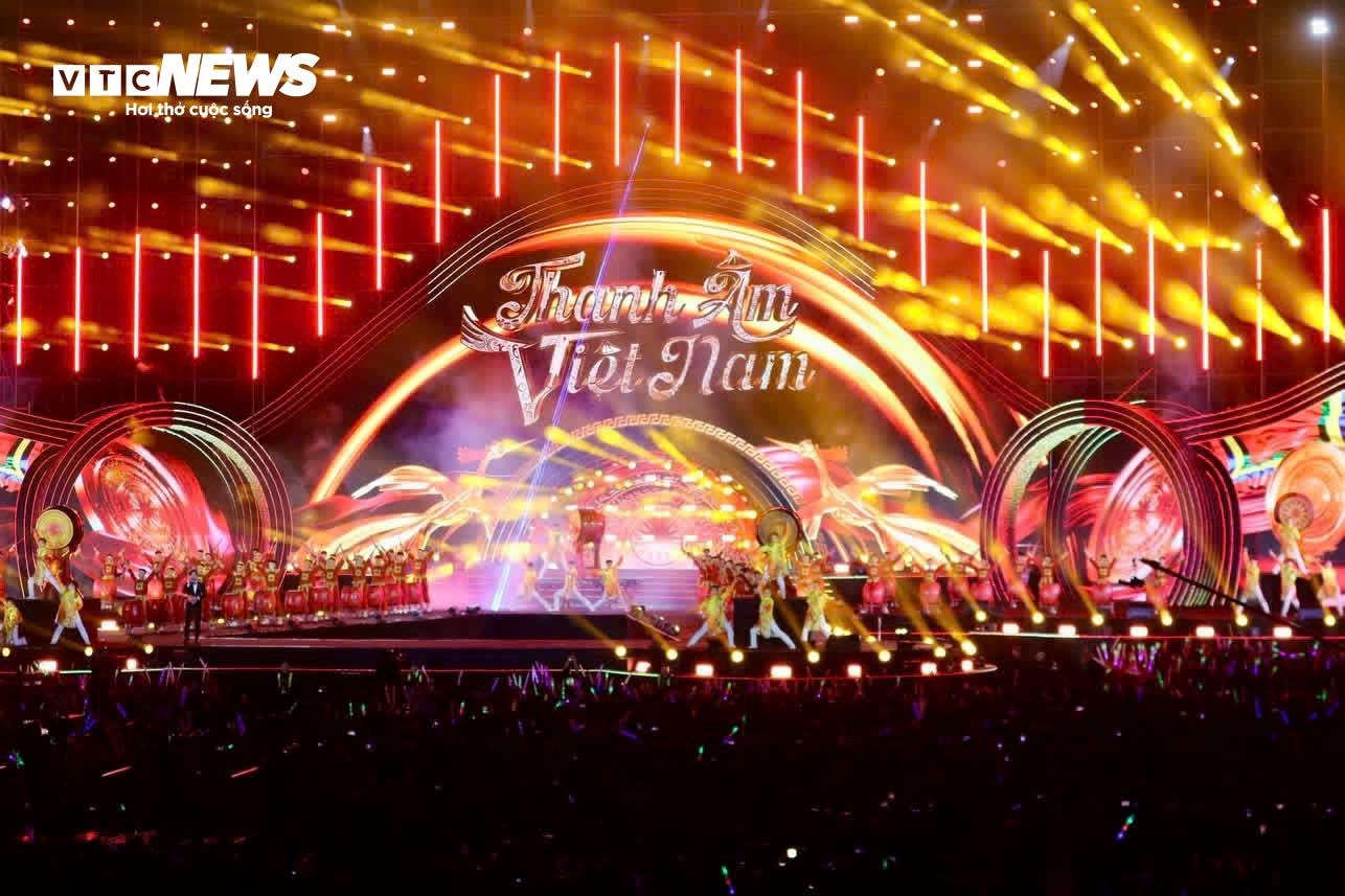 Tối 11/4, tại Quảng 30/10 ở Quảng Ninh, ngay sau lễ khai mạc Liên hoan Phát thanh toàn quốc lần thứ XVII - Quảng Ninh 2026 là chương trình nghệ thuật “Thanh âm kỷ nguyên mới”.