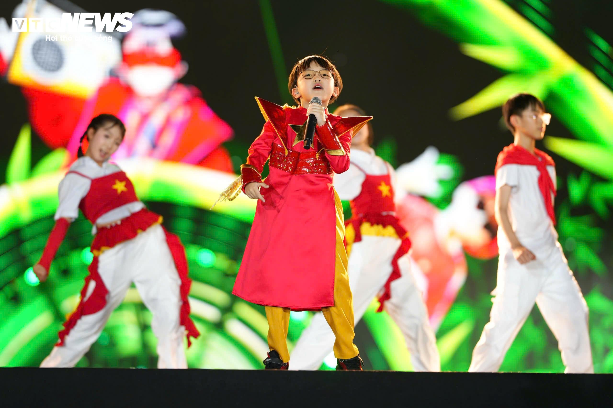 “Thanh âm khởi nguyên” mở đầu bằng những thanh âm của tự nhiên và đời sống lao động, khắc họa hành trình hình thành cộng đồng người Việt gắn bó với núi rừng, sông nước, biển cả.