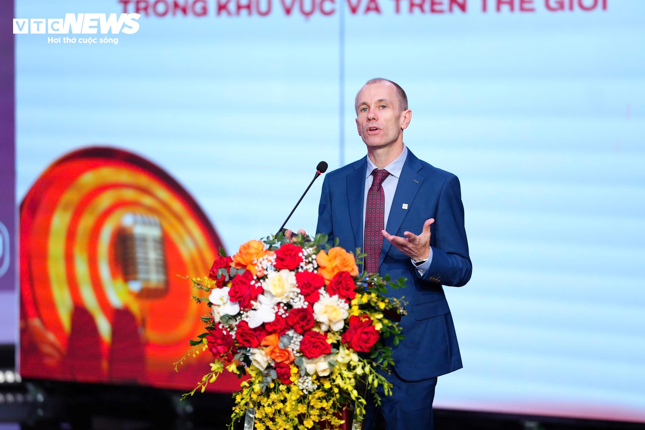 Ông Andrew Davies, Giám đốc Ban Phát thanh ABU phát biểu tham luận.