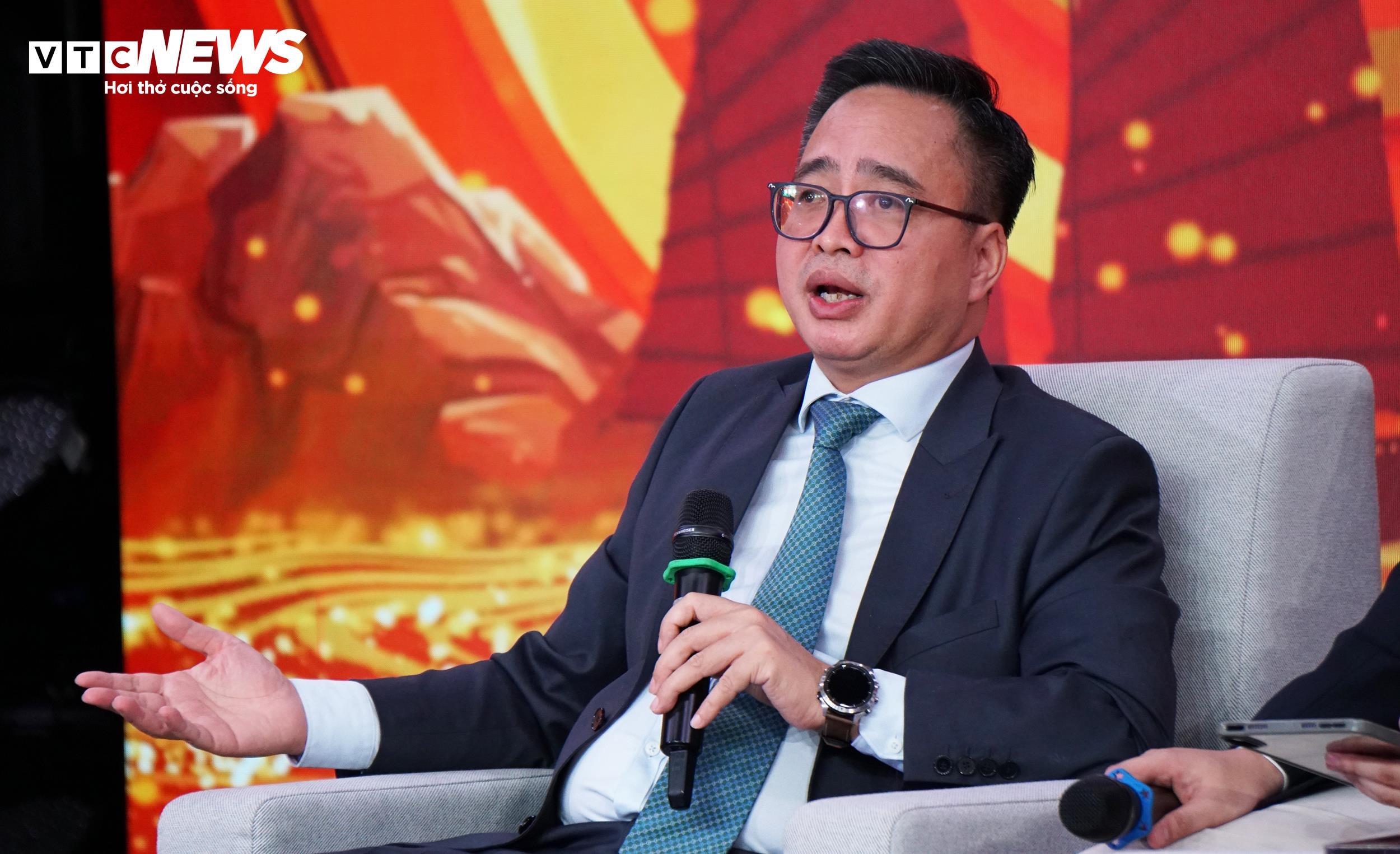 Nhà báo Phạm Mạnh Hùng - Phó Tổng Giám đốc Đài Tiếng nói Việt Nam (VOV), Trưởng Ban tổ chức Liên hoan Phát thanh toàn quốc lần thứ XVII - chia sẻ tại hội thảo.