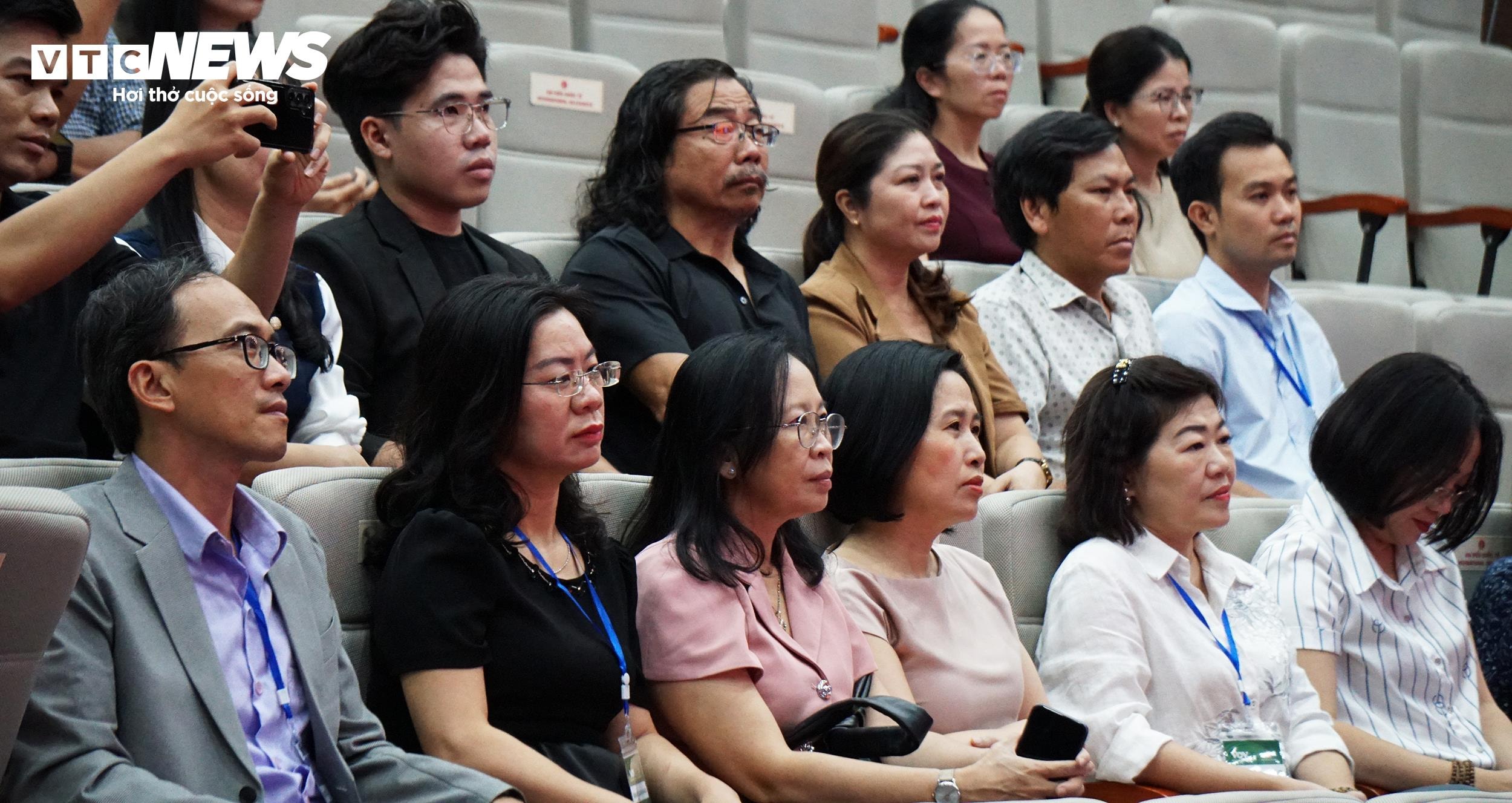 Phóng viên, biên tập viên chăm chú theo dõi những chia sẻ kinh nghiệm của đồng nghiệp về làm phát thanh trực tiếp tại hội thảo.