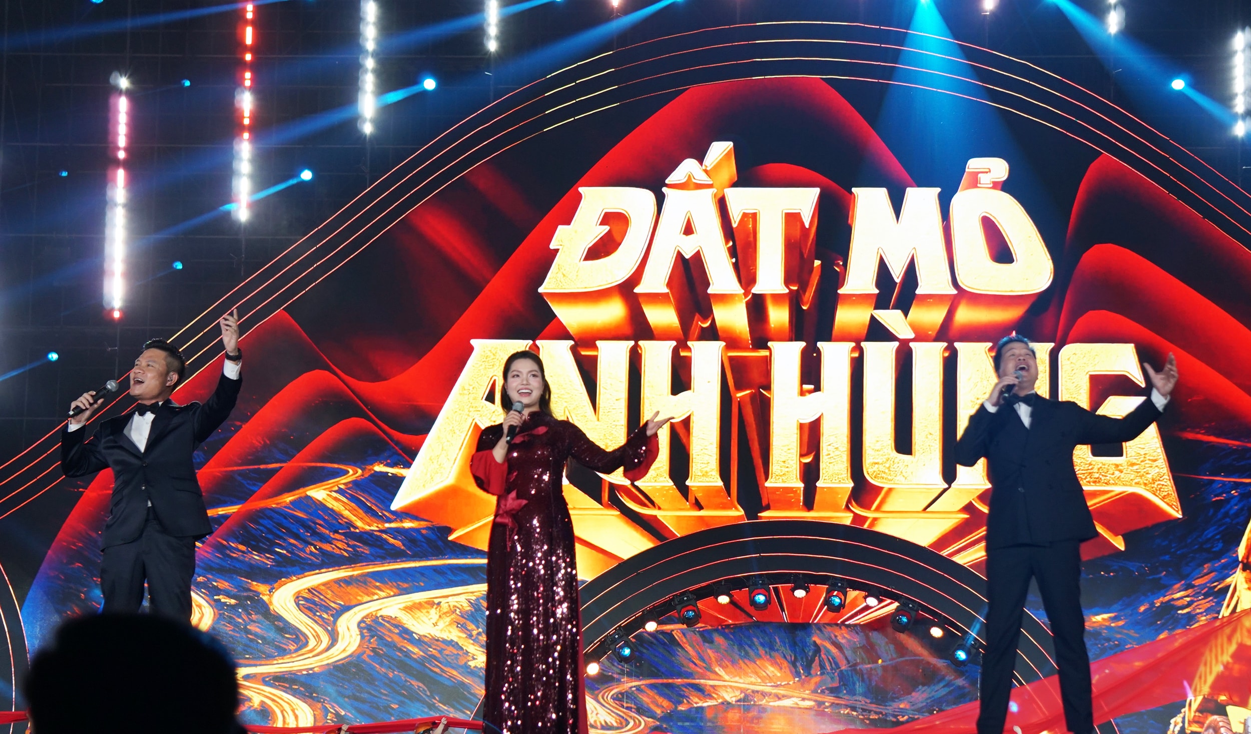 Các chất liệu dân gian, trữ tình, chính luận đối thoại và hòa quyện cùng những xu hướng biểu diễn đương đại như điện tử, rap, pop, kết hợp công nghệ âm thanh, ánh sáng, laser hiện đại, tạo nên trải nghiệm giàu tính nghệ thuật và thị giác.