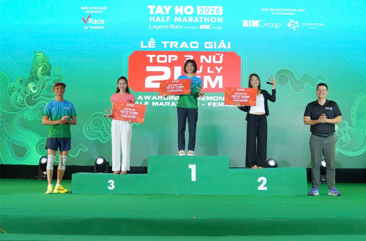 Nguyễn Thị Oanh tại lễ trao giải chạy Tay Ho Half Marathon 2026.