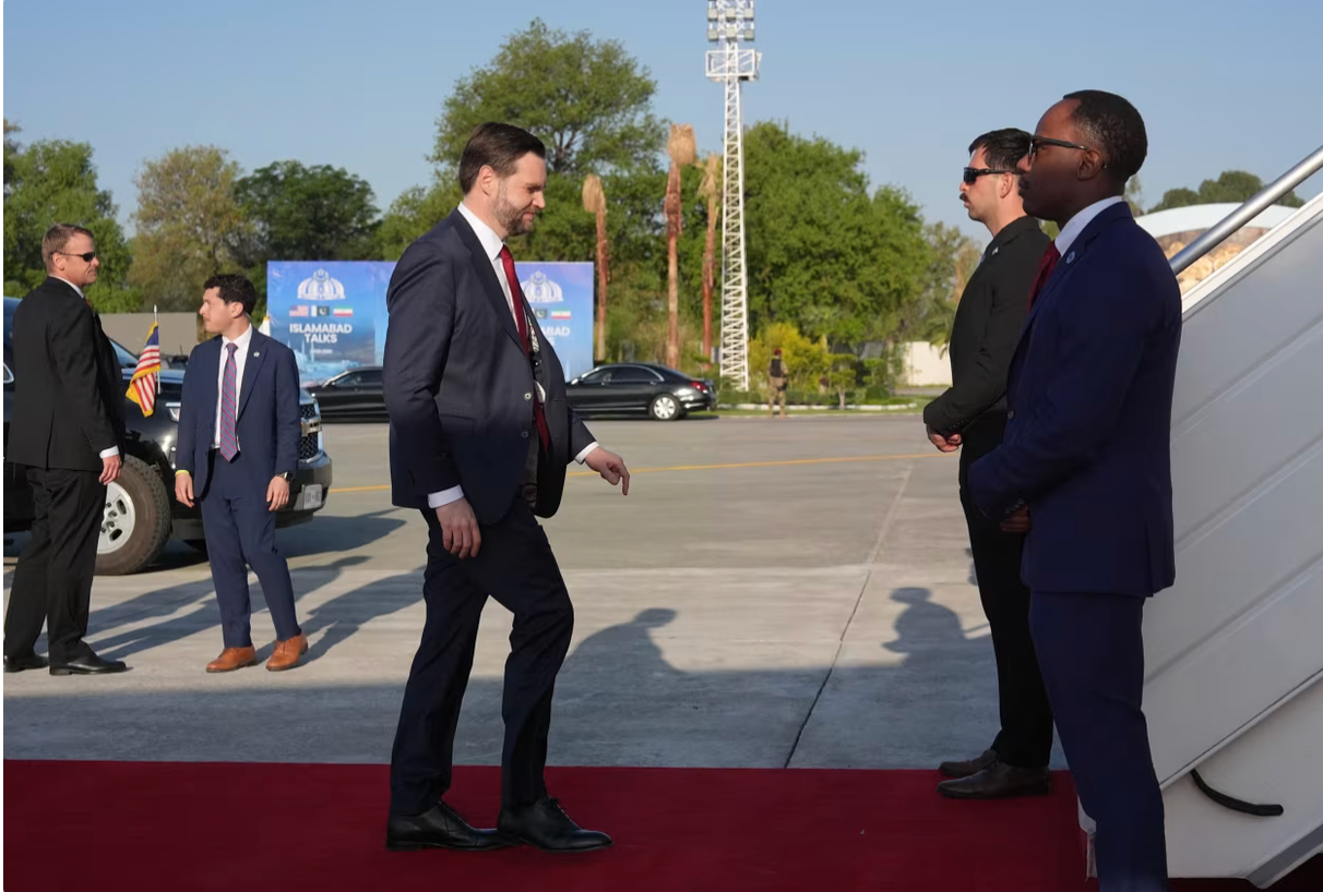 Ông J.D Vance lên máy bay rời Pakistan.