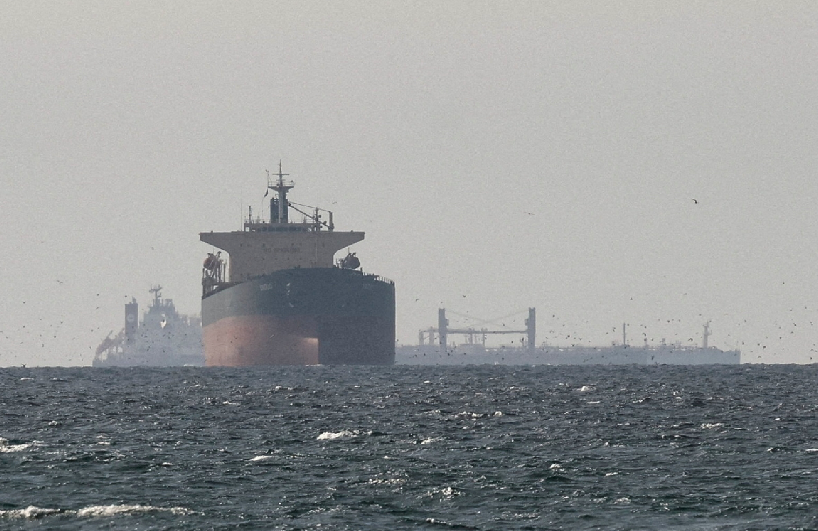 Tàu chở hàng ở Vùng Vịnh, gần eo biển Hormuz. Ảnh: Reuters