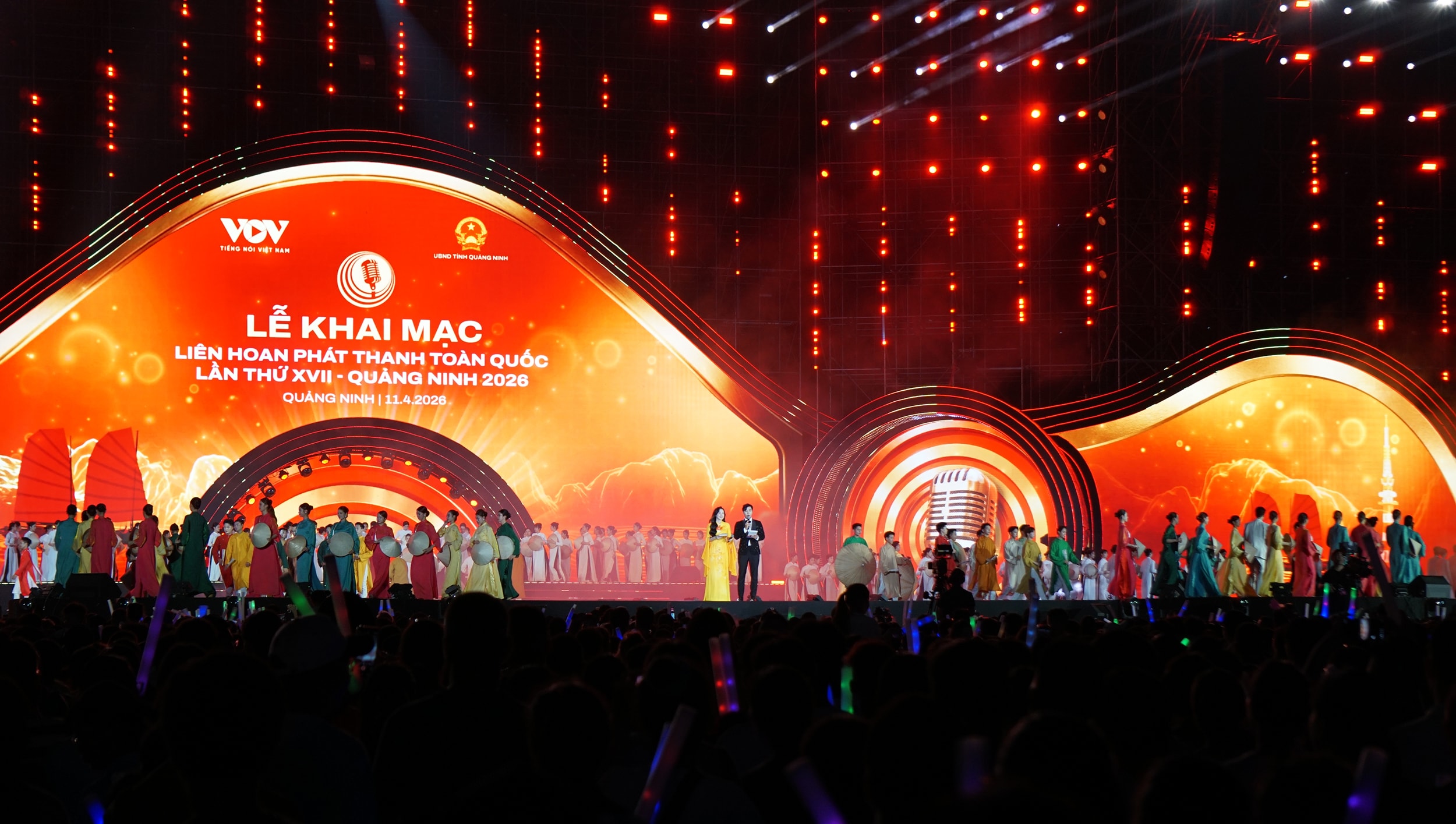 Điều đặc biệt là chương trình được kiến tạo trên trục hình tượng “sóng” và “thanh âm”, những tín hiệu cốt lõi của phát thanh, chương trình mở ra một không gian nghệ thuật đa tầng, nơi âm nhạc không chỉ được nghe mà còn được cảm nhận như nhịp đập của đời sống văn hóa vùng Mỏ.