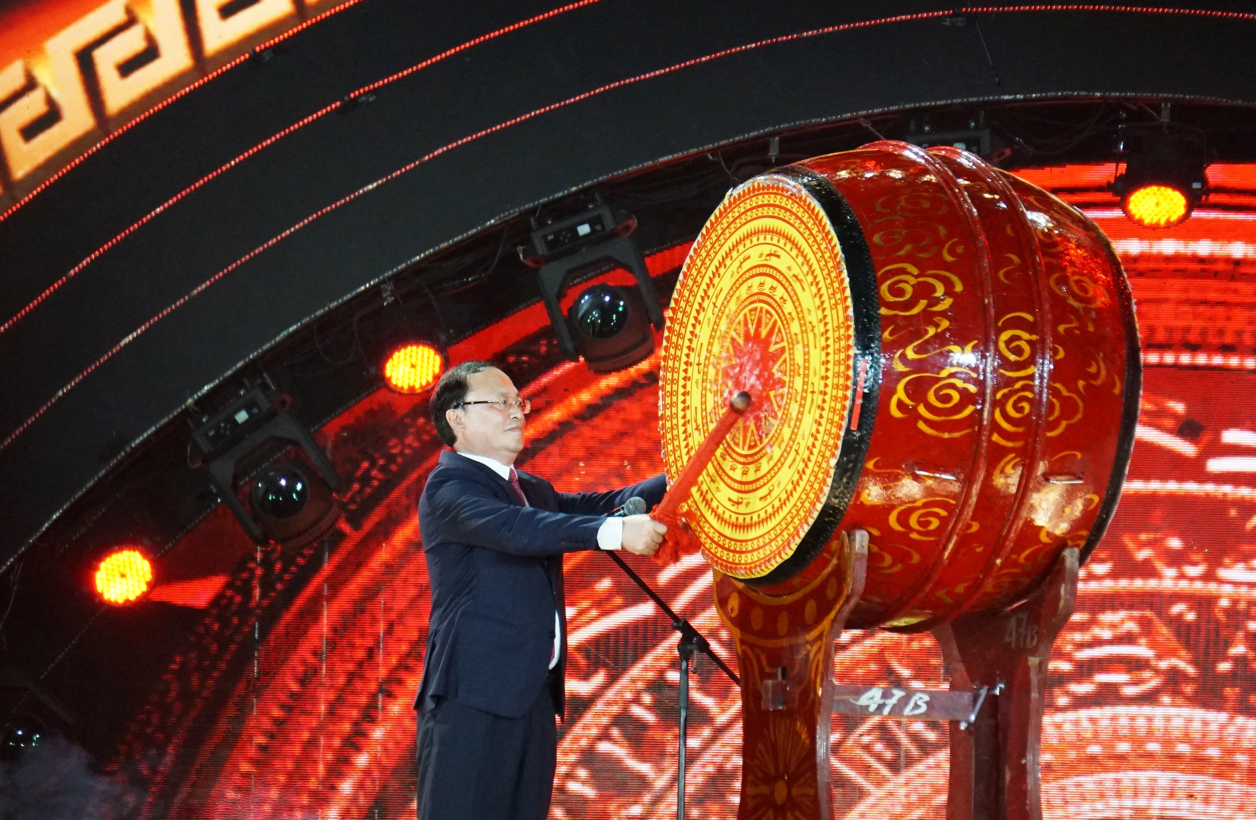 Tổng Giám đốc Đài Tiếng nói Việt Nam Đỗ Tiến Sỹ đánh trống khai mạc chương trình nghệ thuật đặc sắc với chủ đề 