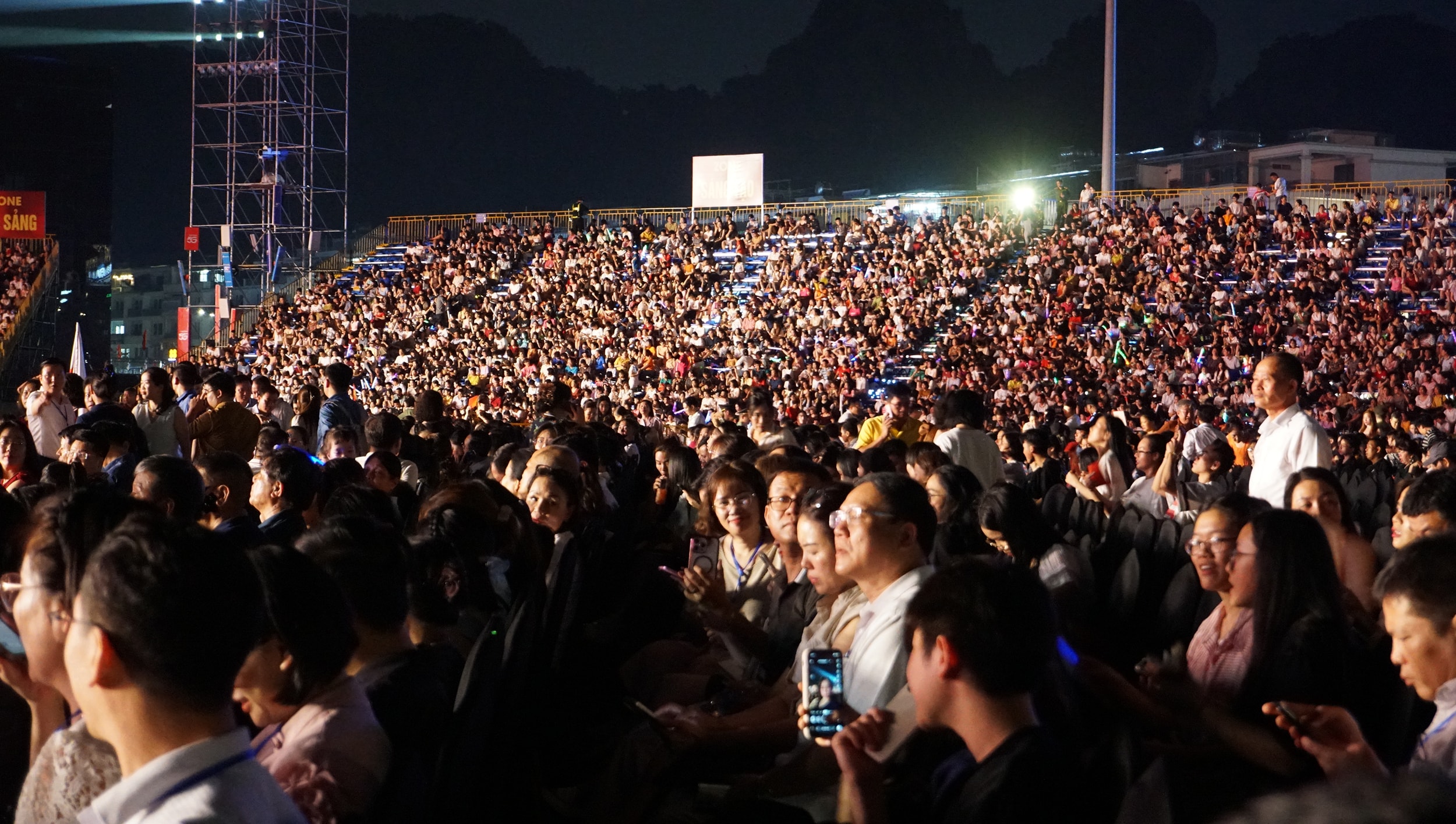 Đêm nhạc mở cửa miễn phí, thu hút hơn 50.000 khán giả tại các khán đài được dựng quy mô, bố trí thành nhiều zone liên hoàn, lan tỏa từ khu vực trung tâm ra toàn bộ quảng trường. Mỗi khu vực đều được đặt tên theo hệ thống giá trị gắn với truyền thống và sự phát triển của ngành phát thanh. Cách bố trí này vừa bảo đảm an ninh, an toàn cho sự kiện, vừa tạo nên cảm giác liền mạch, kết nối toàn bộ khán giả với sân khấu.