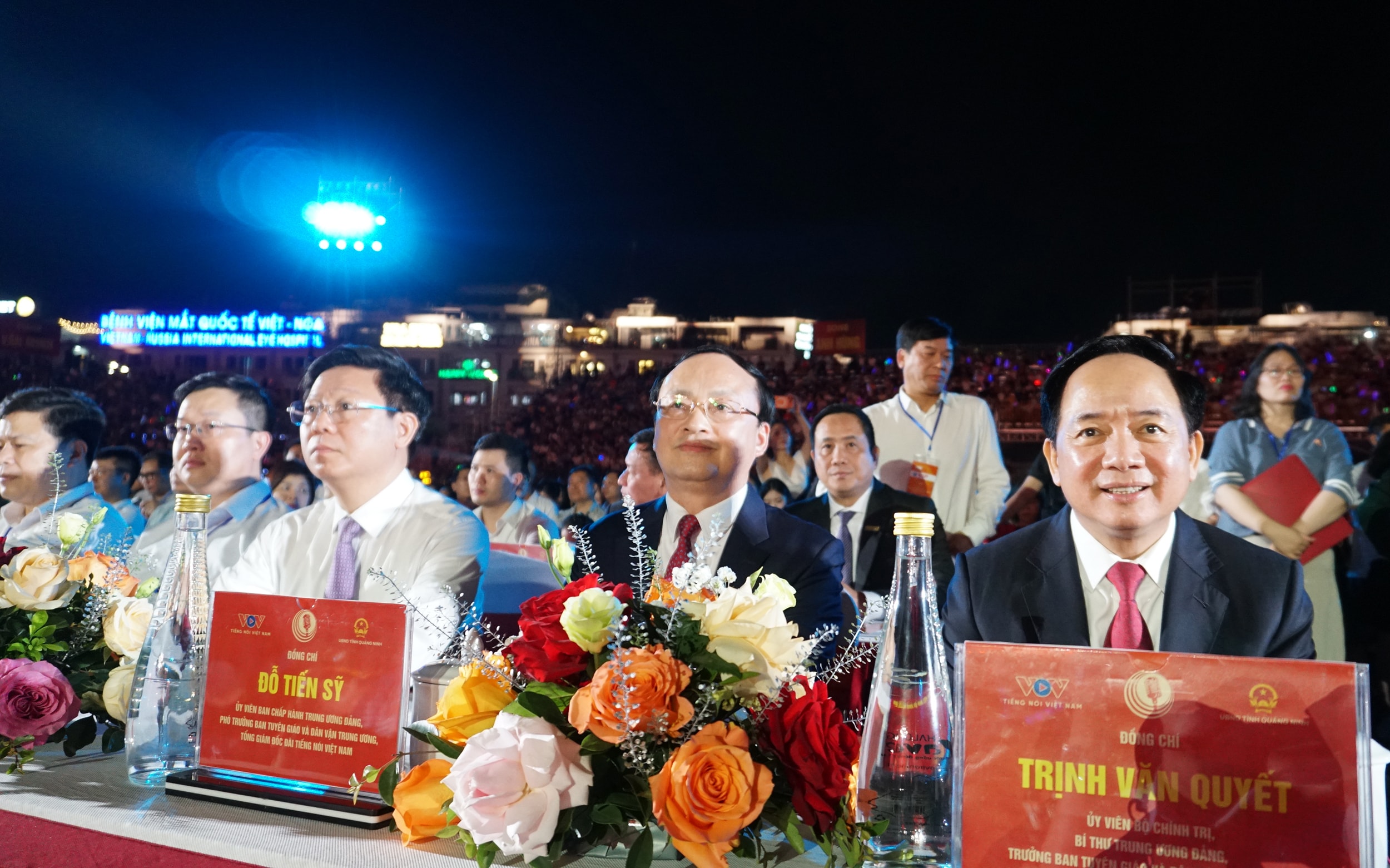 Các đại biểu theo dõi chương trình nghệ thuật.