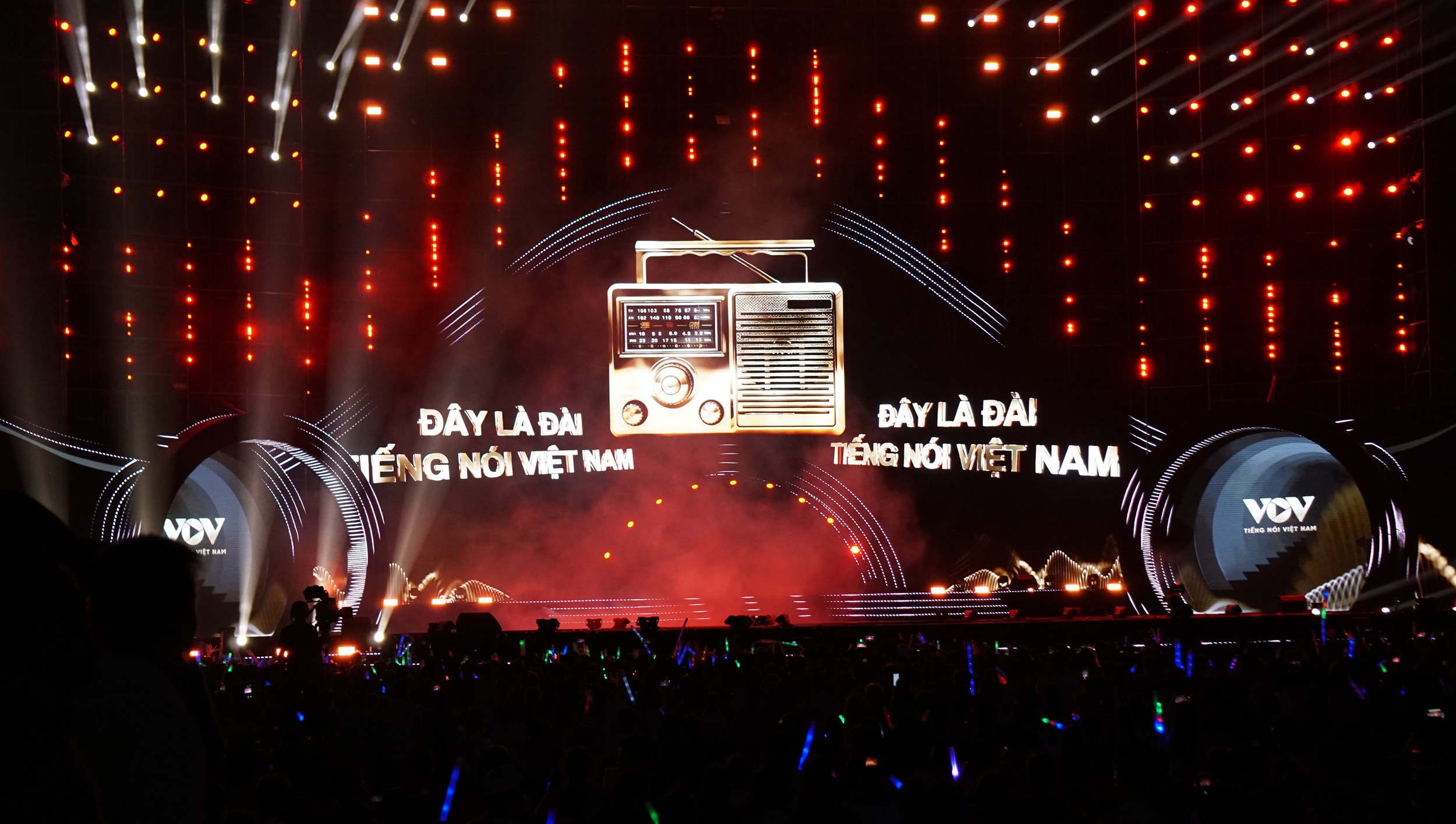 Chương trình mở màn với nhạc hiệu quen thuộc của Đài Tiếng nói Việt Nam, tạo ấn tượng mạnh mẽ với khán giả.