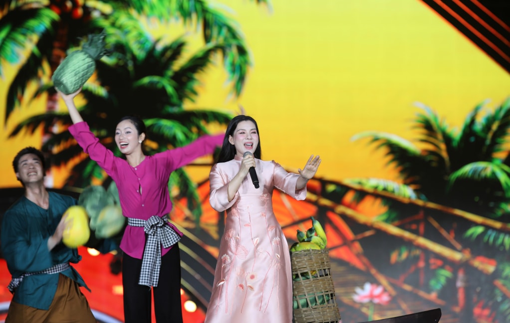 Ca sĩ Bùi Lê Mận trình diễn liên khúc “Lý ngựa ô – Bài ca đất phương Nam”.