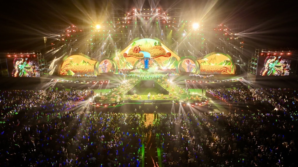 “Thanh âm di sản” tiếp nối bằng chiều sâu văn hóa với lời ru, câu hát, làn điệu dân gian giàu bản sắc và khép lại là “Thanh âm kỷ nguyên mới” - không gian âm nhạc hiện đại, trẻ trung, nơi những giá trị truyền thống được làm mới, lan tỏa tinh thần đổi mới và khát vọng vươn lên.