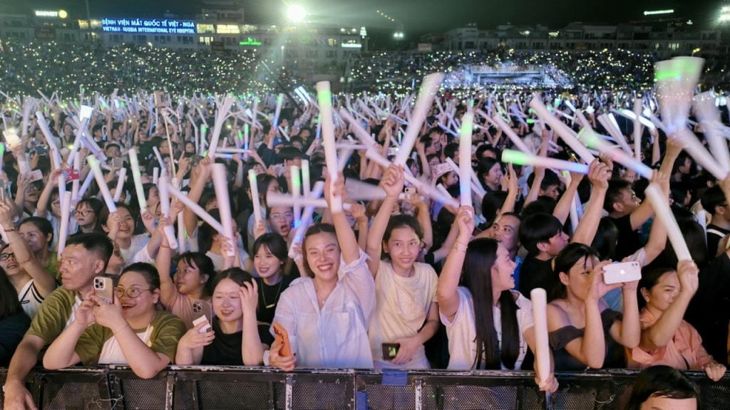 Khán giả bùng nổ trong đêm nghệ thuật.
