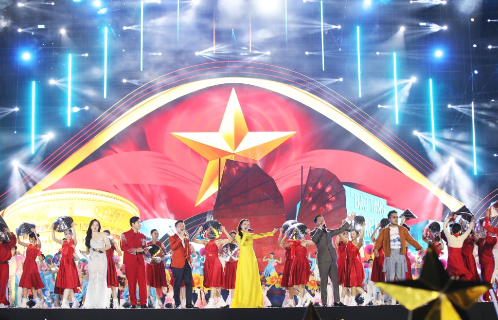 Khép lại chương trình, NSƯT Đăng Dương, NSƯT Hoàng Tùng, Thu Thủy, rapper Rica… trình diễn liên khúc “Quảng Ninh những ngày rực rỡ – Rạng ngời Việt Nam tôi”, kết thúc đêm diễn trong không khí hào hùng, rực rỡ.