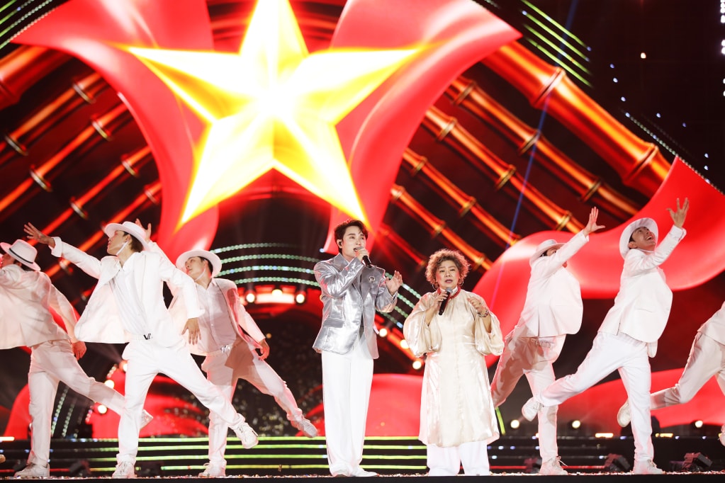 NSND Thanh Hoa cùng Trúc Nhân thể hiện “Made in Việt Nam”, mang đến màn kết hợp ấn tượng.