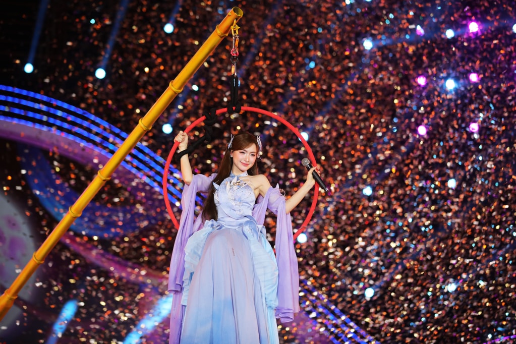 Ca sĩ Hòa Minzy xuất hiện đầy ấn tượng trên sân khấu, khuấy động không khí bằng phong cách trẻ trung, giàu năng lượng, làm bùng nổ cảm xúc.