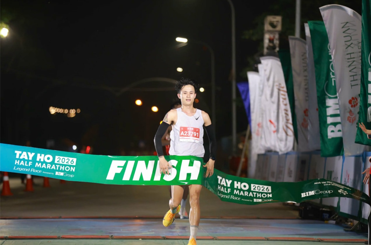 Nguyễn Trung Cường giành chức vô địch cự ly bán marathon 21km ở nội dung nam.