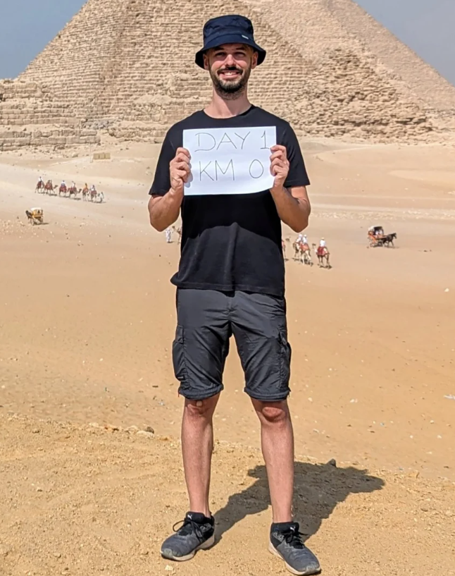 Omar Nok chụp ảnh lưu niệm vào ngày đầu tiên của hành trình, khởi hành từ Ai Cập. Ảnh: CNN