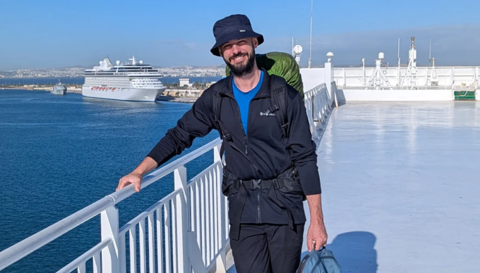 Hành lí Omar mang theo để di chuyển vòng quanh thế giới. Ảnh: CNN