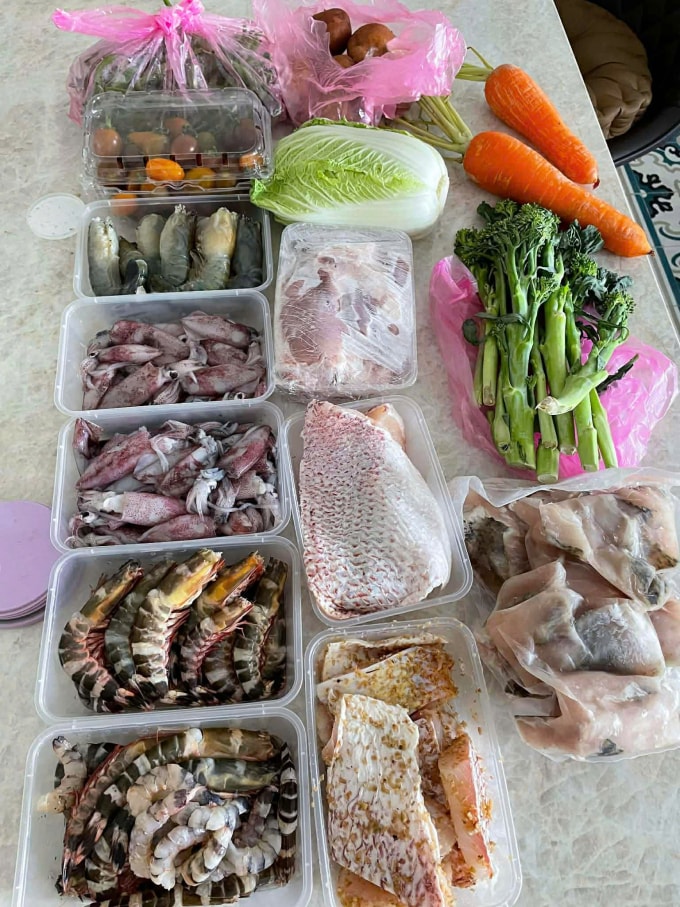 Hoàng Huyền, 31 tuổi, TP HCM chuẩn bị thực phẩm cho cô giúp việc tới nấu theo giờ. Ảnh: Nhân vật cung cấp